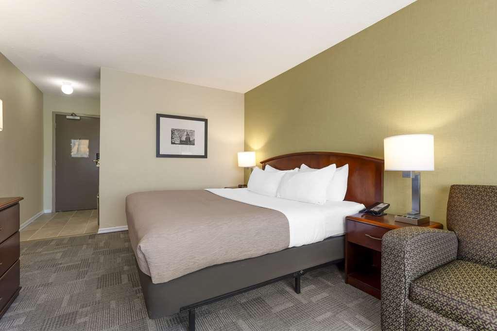 Quality Inn Peterborough Room photo